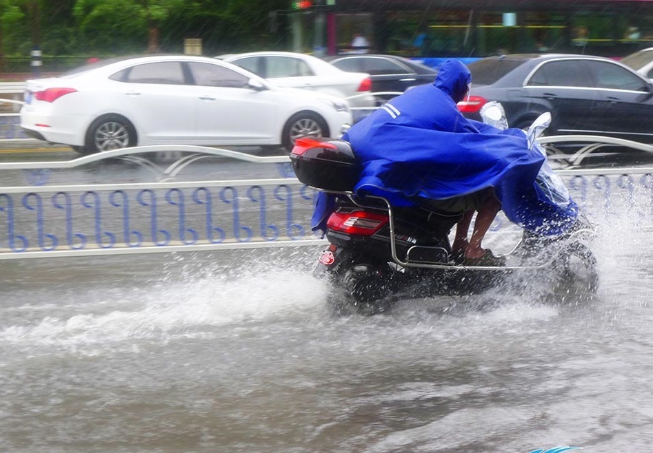 天气热还下雨